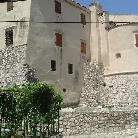 Old Castle Bakar